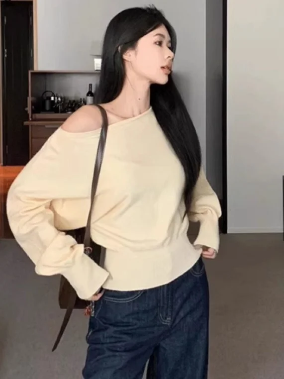 سترة نسائية زرقاء فاتحة محبوكة بأكمام طويلة وكتف واحد، تصميم رقيق وأنيق، موديل خريفي جديد للارتداء في الداخل والخارج