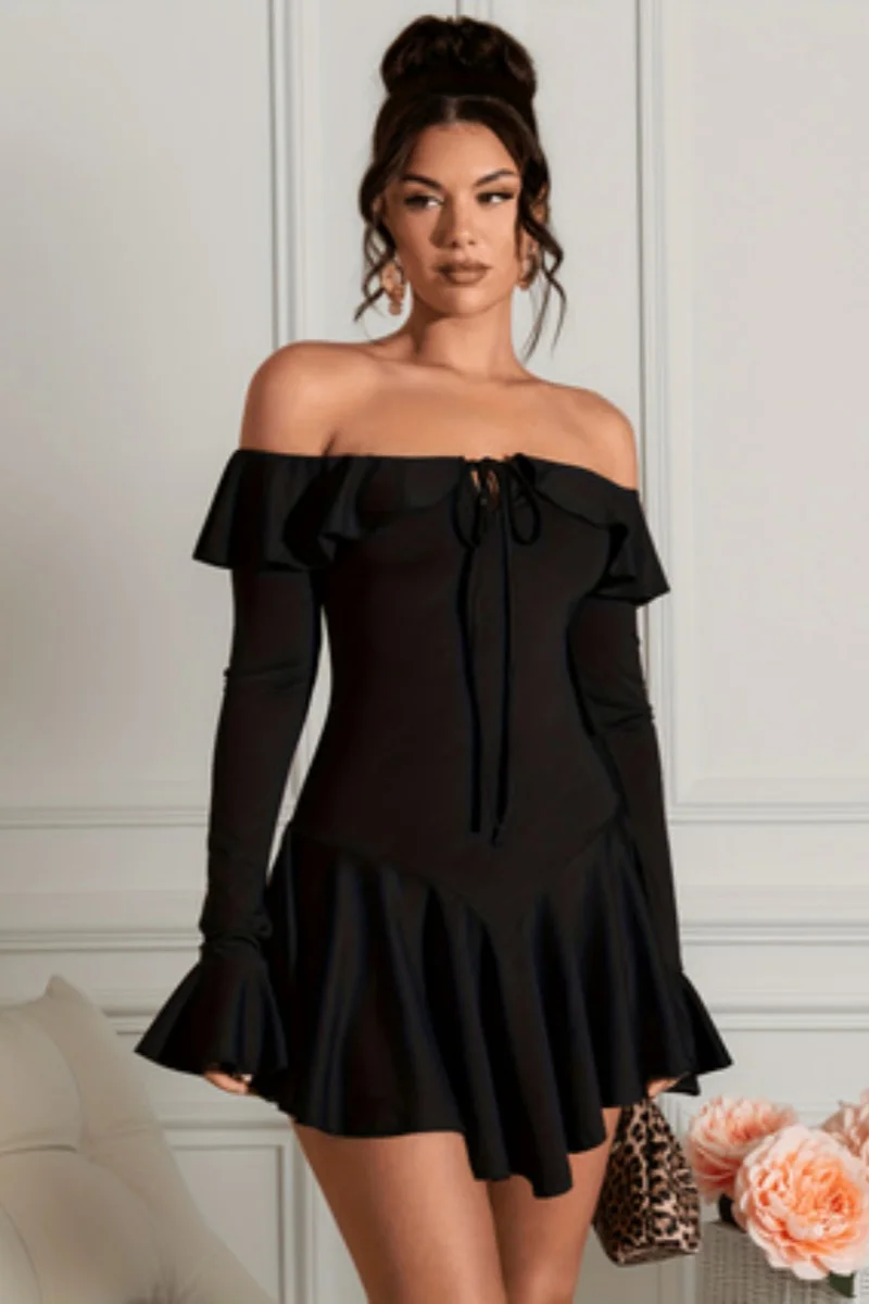 

Женское модное платье на одно плечо с кружевной отделкой и рюшами.