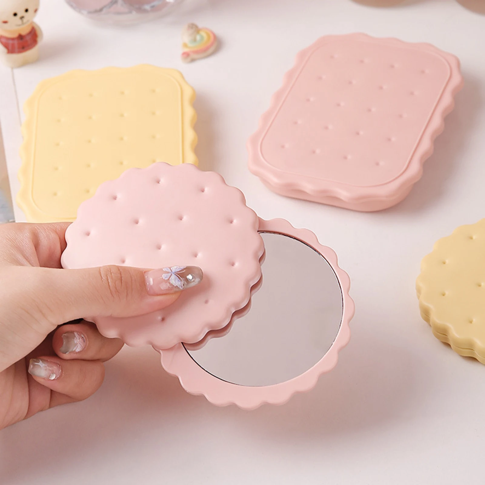 น่ารักคุกกี้พับกระจกมินิแบบพกพาสีชมพู/สีเหลืองแต่งหน้ากระจกหวีน่ารัก Travel Pocker กระจกสําหรับหญิง