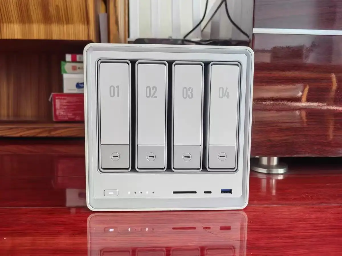 

TLF Ugreen DXP4800 Plus 4-Bay NAS Gold 8505 5-Core CPU, 8GB DDR5 RAM, 128G SSD, 1 * 2.5GbE, 2 * M.2 NVMe Slots, 4K ,