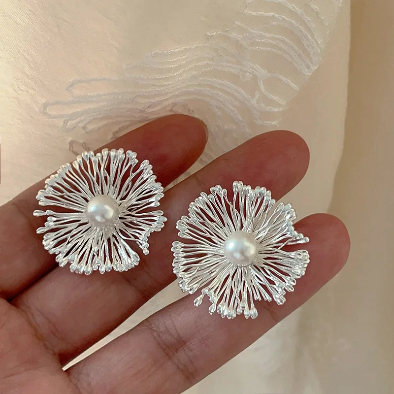 Round Metal Flowers Pearl Earrings European American Style Personalized Fashion Stud Earrings Ladies Girls Wedding Accessories