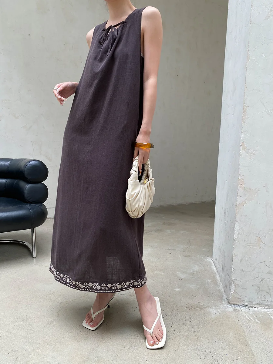 Sommerliches Damenkleid, lässig, einfarbig, mit Schnürung, besticktem Saum, ärmellos, im Westen-Stil. – Detail 12