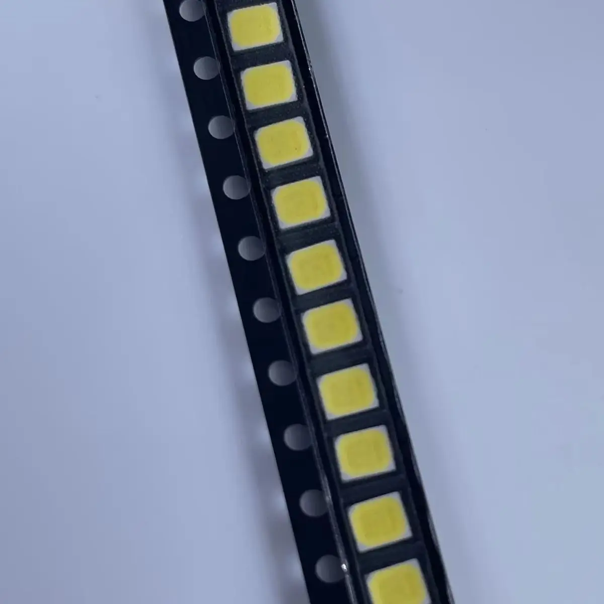 4000 ชิ้น/ม้วน 2835 STW8A12D-E2 U0C32Y2 LED Die Diode 3V 0.5W สีขาว 5000K สําหรับแสง Electronics