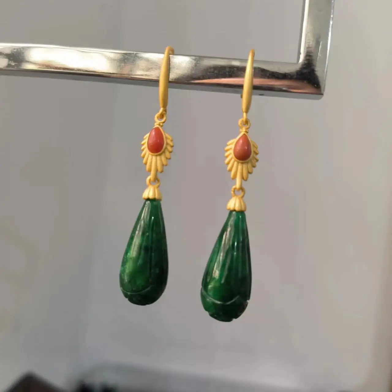 

1pcs/lot Natural Emerald Earrings Ear Hooks Miss S925 Sterling Silver Onyx Dark green bud drop pendant folk-custom costumes taki