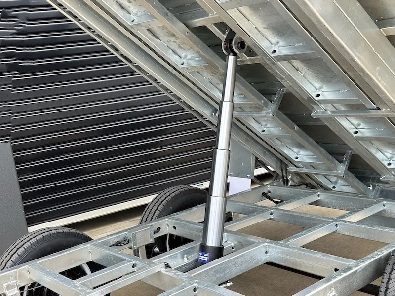 مقطورة قلابة هيدروليكية مجلفنة 12x7 مزدوجة المحور مع سلالم 2.5T 3500 كجم ATM 2000 كجم فرامل كهربائية حمولة