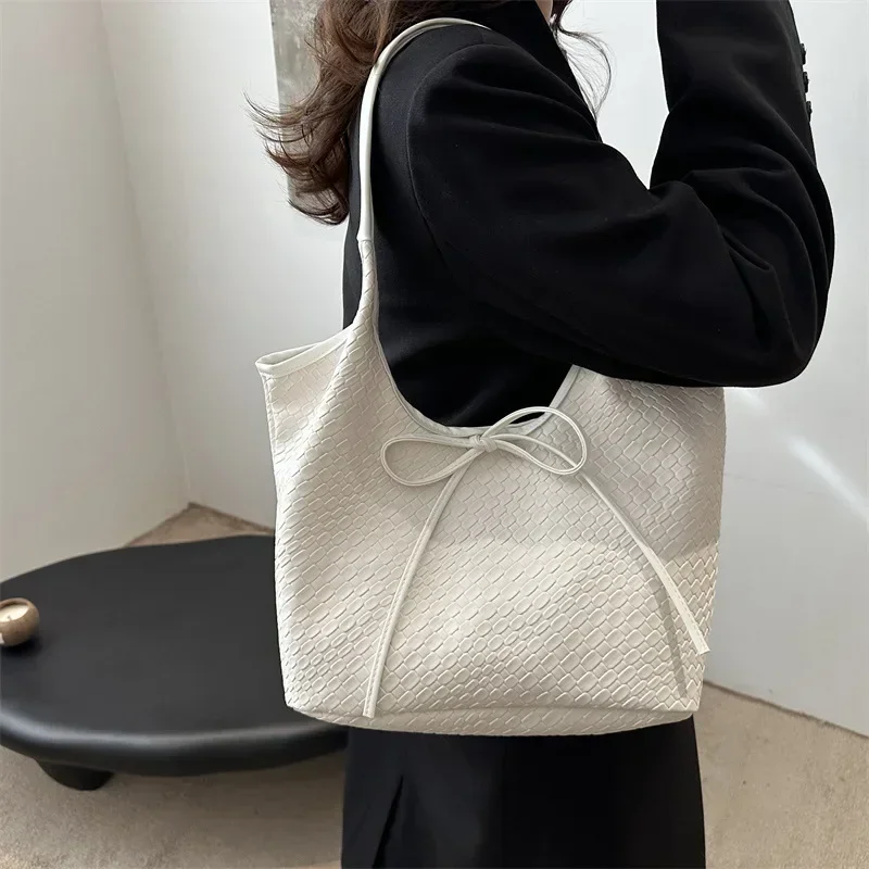 

2025 Women's Luxurious Large Tote Bag with Sophisticated Design Underarm & Commuter Options Perfect for Casual Chic Style