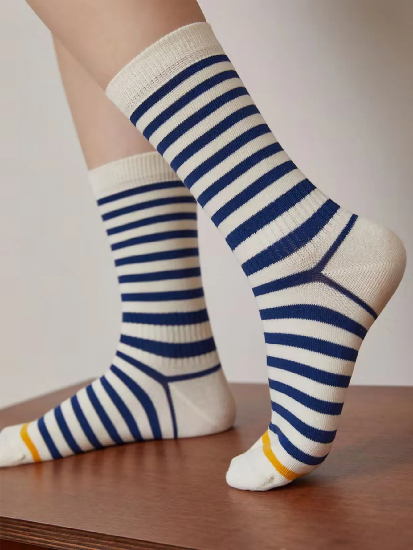 4 pairs of men\'s socks Spring and autumn mid-tube personality trend striped tall stockings