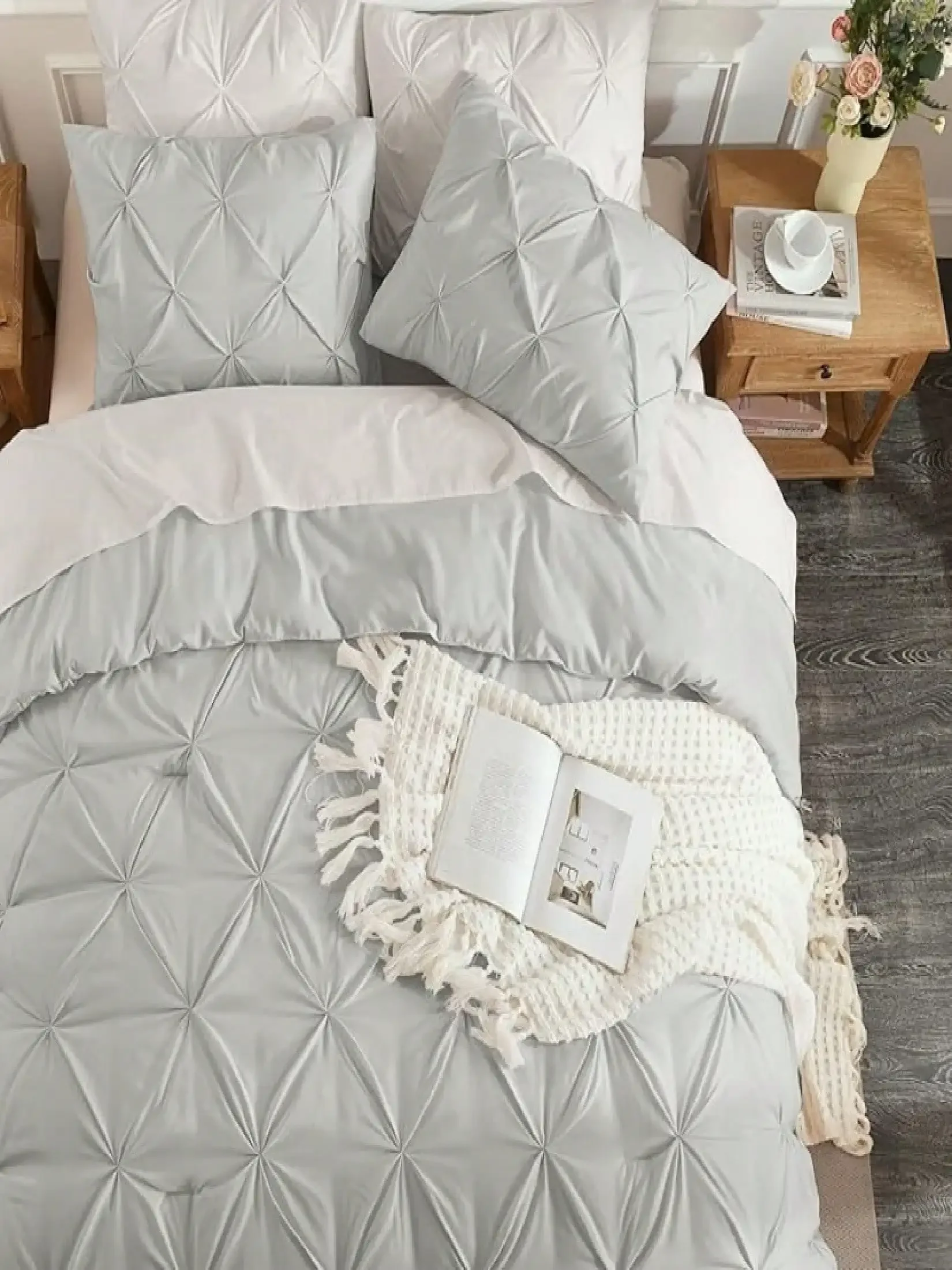 

Серый плиссированный комплект постельного белья - яркий и привлекательный, создающий индивидуальный дизайн с 2/3 плиссированными пододеяльниками и 1/2 наволочкой.