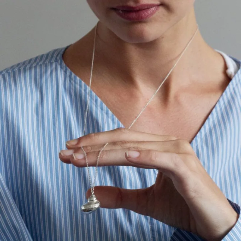 Ocean Elements Gold Color Adorned with Imitation Iridescent Blue Opal Can Be Opened and Closed Shell Necklace Women's Necklace