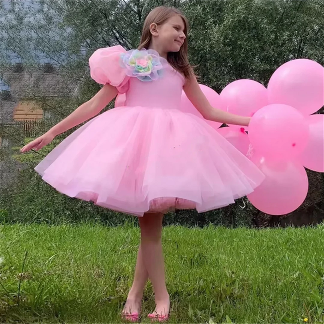 ชุดเดรสเด็กหญิงถือดอกไม้สีชมพู ผ้าทูลล์พองฟู แต่งลายผ้าซาติน ประดับโบว์และขนนกที่แขนเสื้อ สำหรับงานแต่งงาน งานวันเกิด งานเลี้ยง