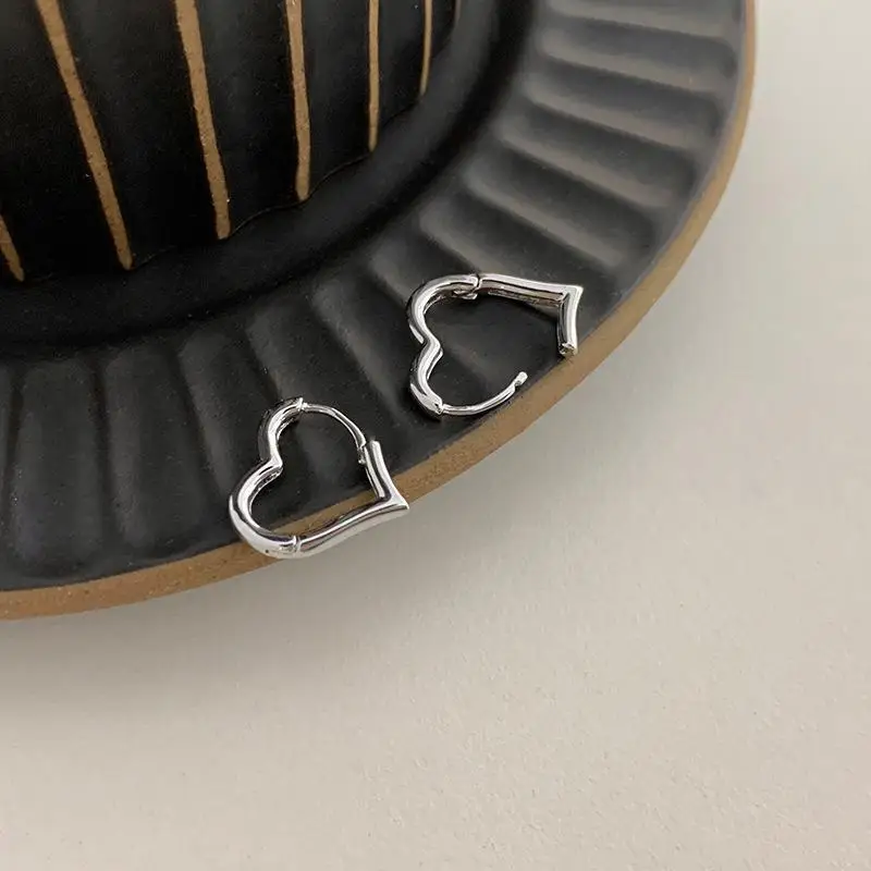 Simple Design Silver Color Hollow Heart Hoop Earrings For Women New Brand Fashion Ear Cuff Piercing Vintage Earring Gift