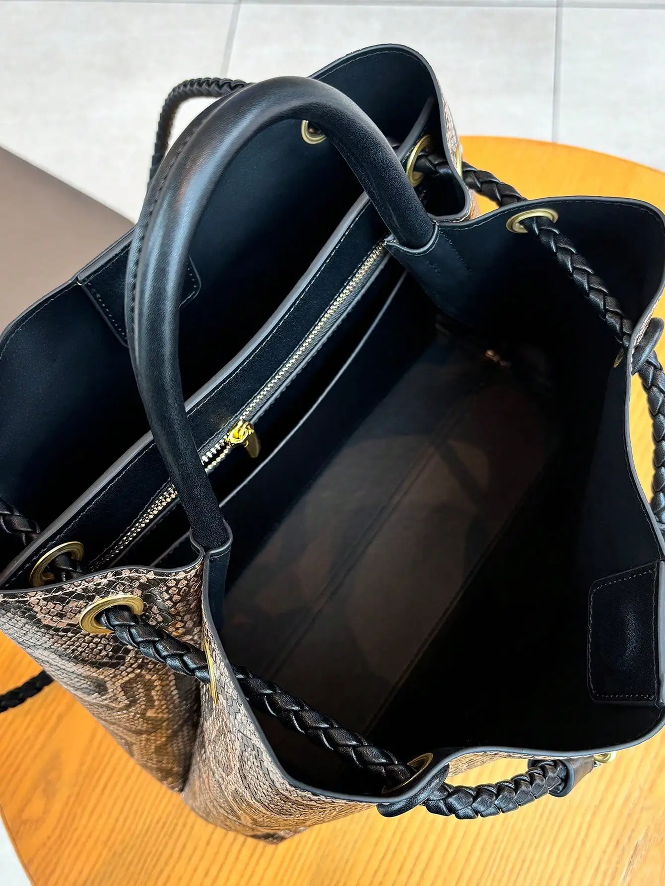 2026 Europäische und Amerikanische Mode Neue Retro-Handtasche Nischendesign Metallseilschnalle Große Kapazität Geflochtene Handtasche Freizeit-Schultertasche – Detail 16