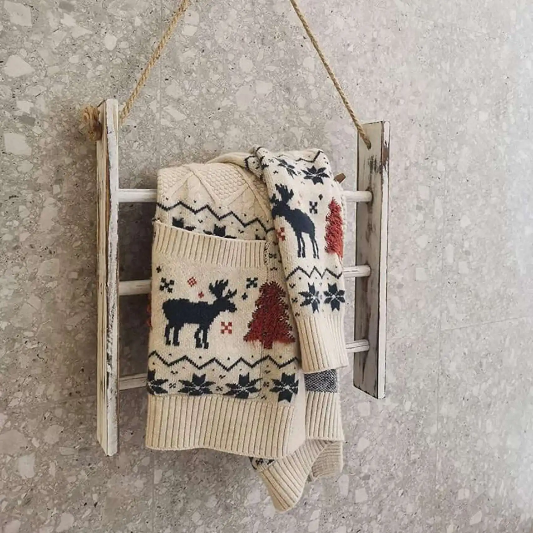 Wall-Hanging Towel Ladder Rustic Whitewashed Wood Countertop Ladder Farmhouse Decor Towels Rack With Adjustable Rope