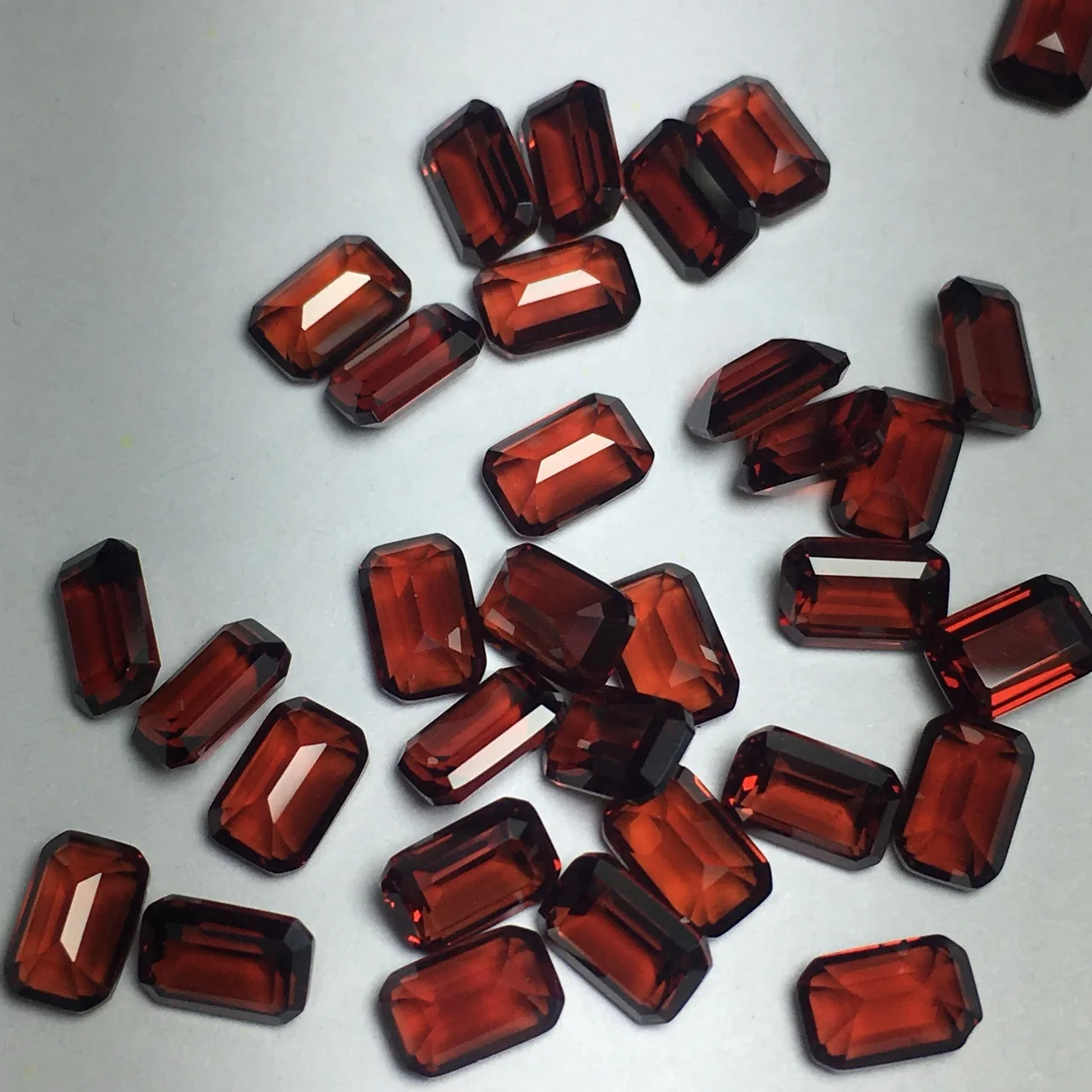 Factory Wholesale 100% Real Natural Emerald Shape Red Garnet Gemstone Loose Gems Diy Material for Jewelry