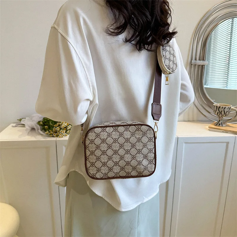 Small Design Spring New Casual Shoulder Bag Fashionable and Simple Crossbody Bag Personalized and Fashionable Small Square Bag