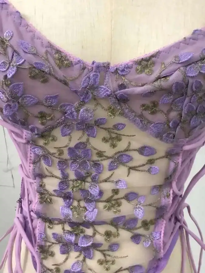 เซ็กซี่ดอกไม้เย็บปักถักร้อยลูกไม้โปร่งใสตาข่ายBackless Deep V SuspendersชุดแขนกุดCharming Elegant G373