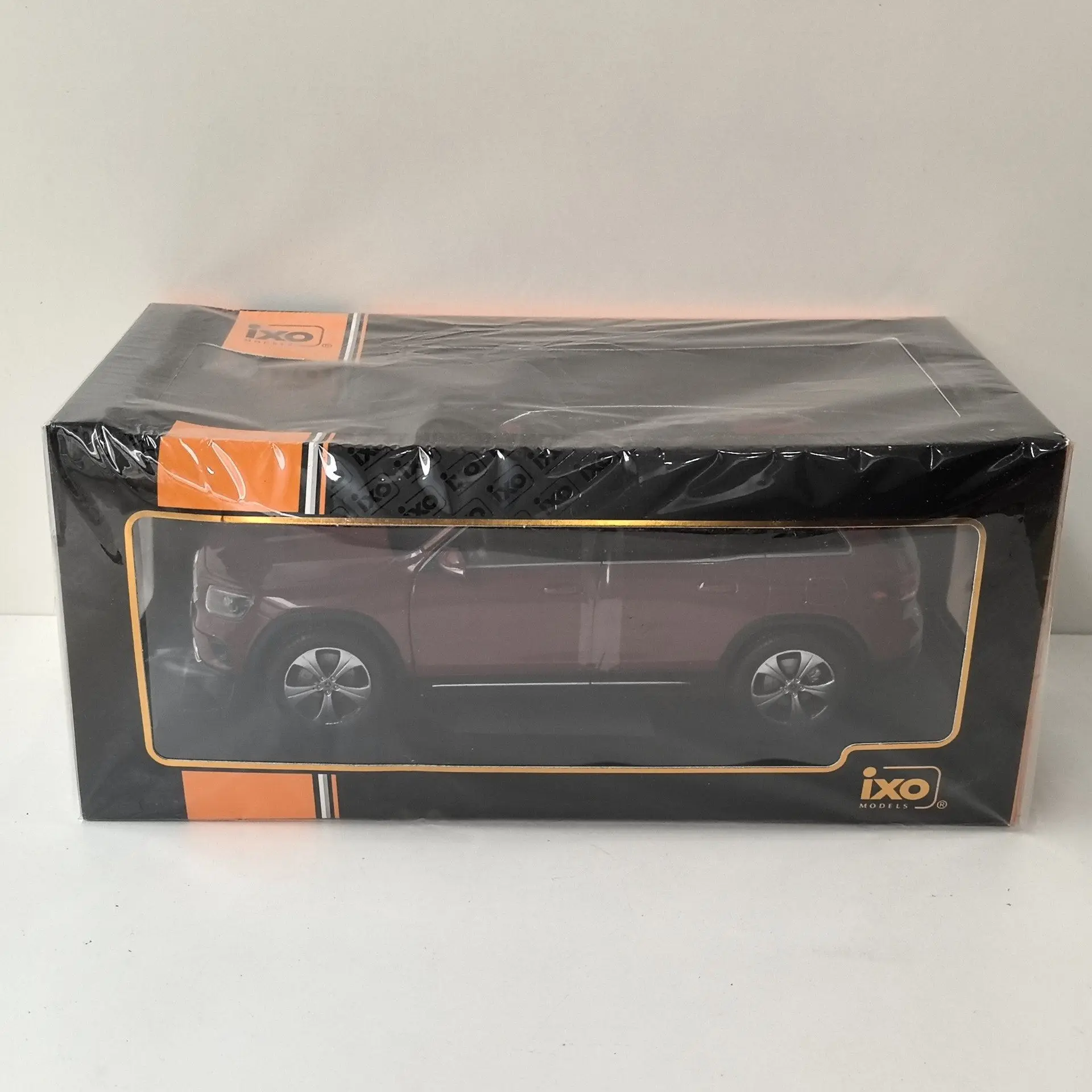 flaws-paint-surface-defects-diecast-ixo-1-18-scale-benz-glb-x247-2019-x7-alloy-car-model