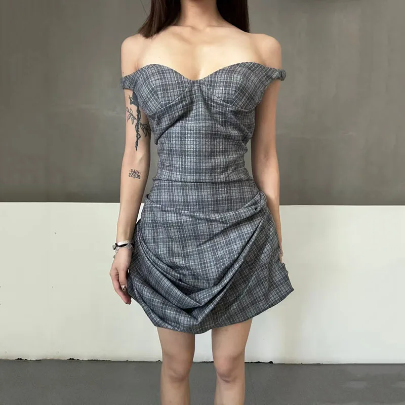 The new retro checkered pleated one-shoulder cinched-waist dress for early spring 2025 features a niche design and a short skirt