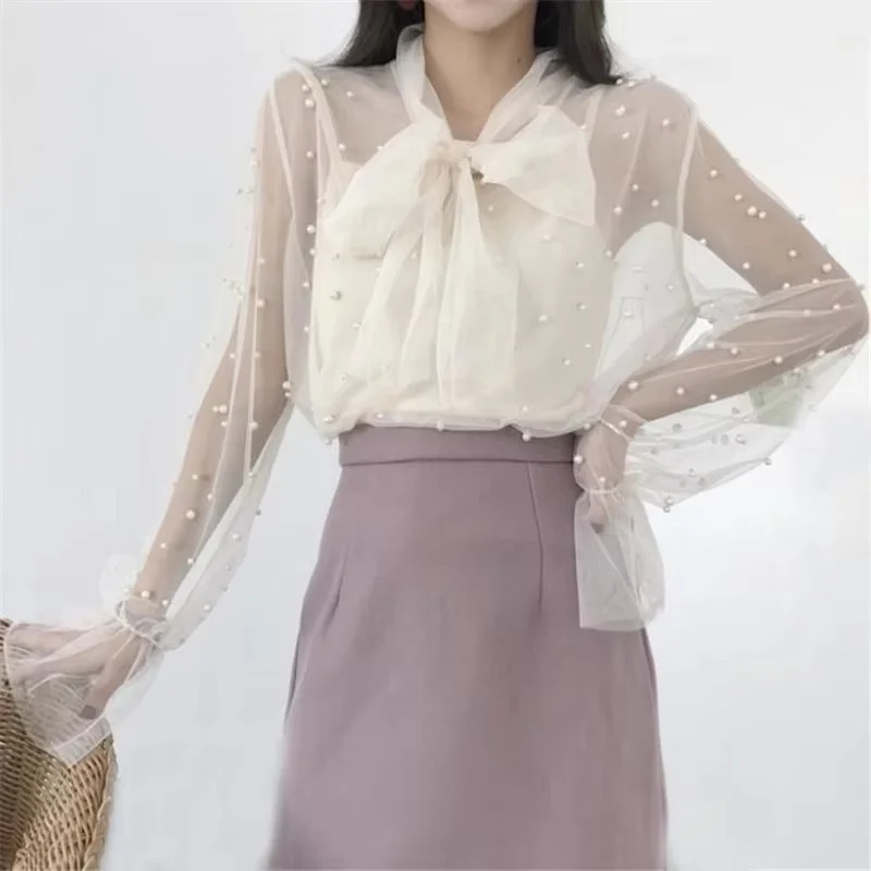 

Летний женский комплект из двух предметов: сетчатая блузка с бантом и кружевом, однотонная повседневная рубашка с длинным рукавом и бисером + майка-топ