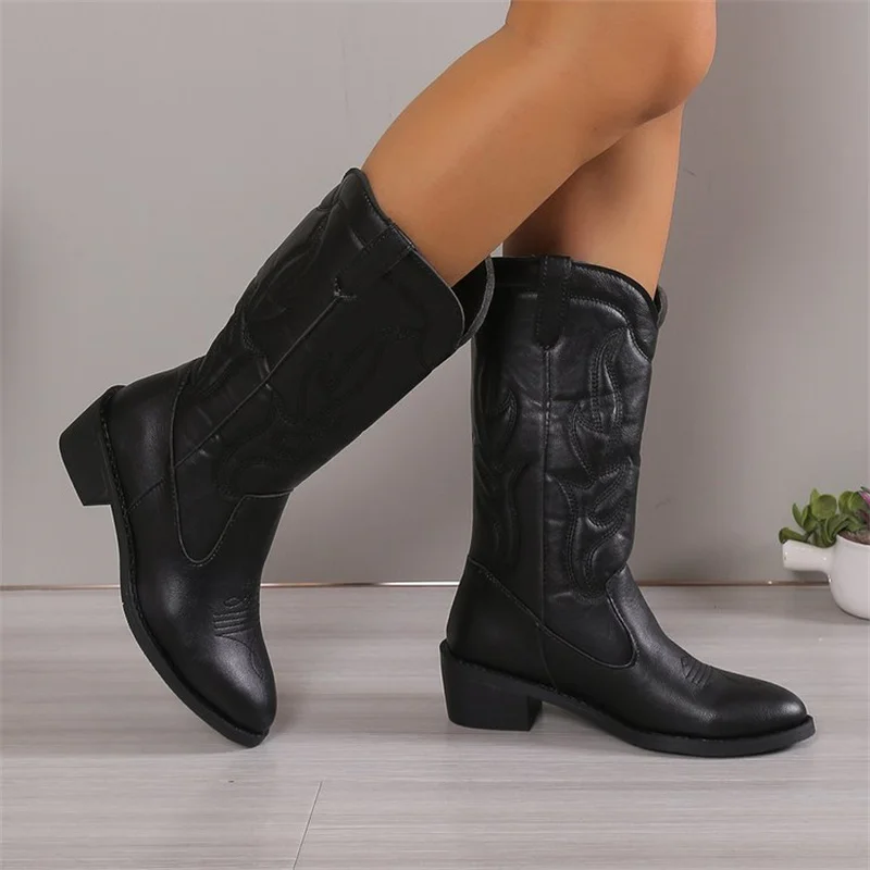 Cowboy boot for women in autumn and winter, pointy toe, medium heel, large size 2023, new embroidered high chimney cavalry boots