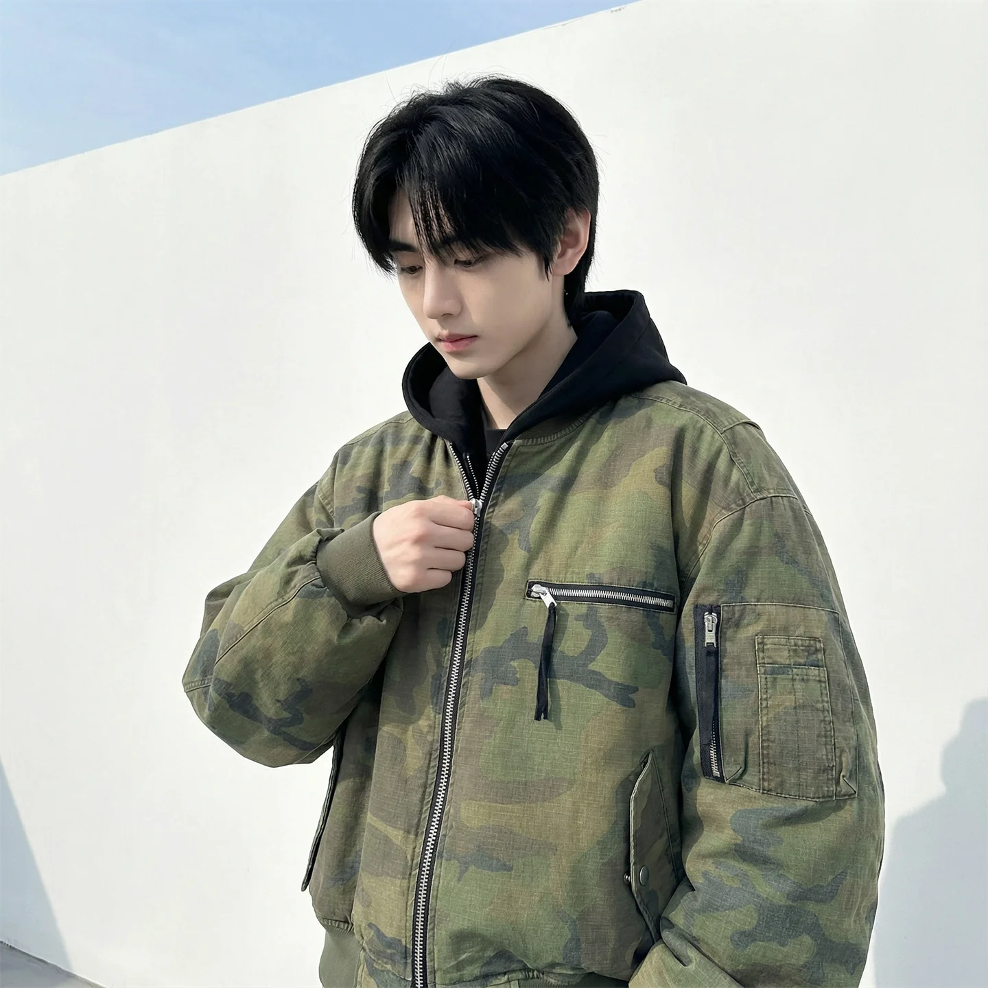 الخريف الشتاء الرجال عالية الشارع كامو الستر الرجال مقنعين سترات الرجال التمويه القطن وسادة مبطنة الذكور فضفاضة معاطف قصيرة