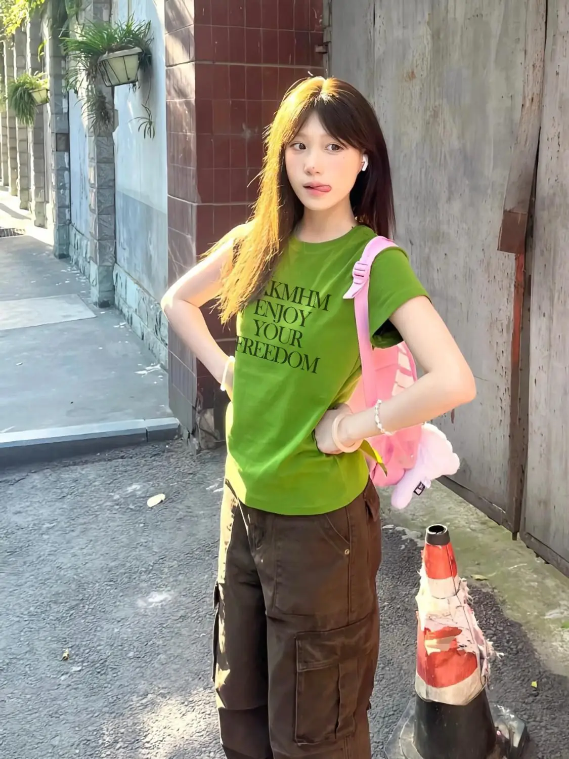 2026 Korean Hong Style Retro Green Short T-shirt Women Summer New Slim Fit Versatile Spicy Girl Design Top