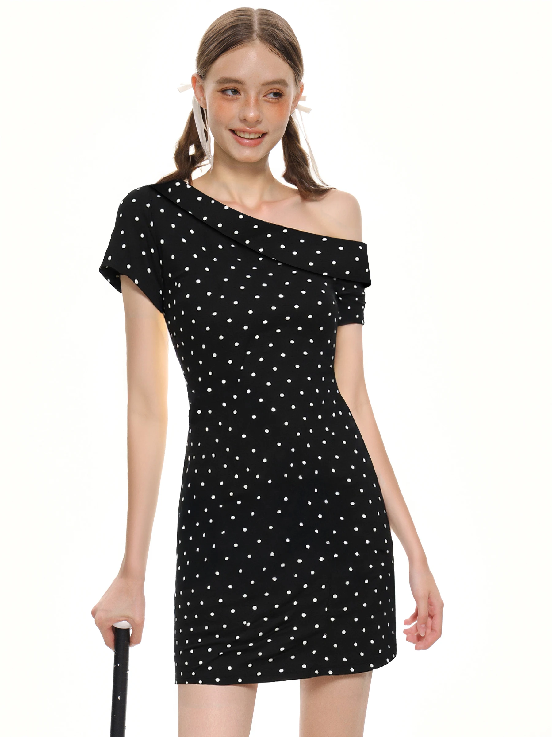 فستان قصير نسائي صيفي غير رسمي بأكمام قصيرة بتصميم كوري أنيق مع حزام منقط وكتف مكشوف، مثالي للتنقل اليومي.