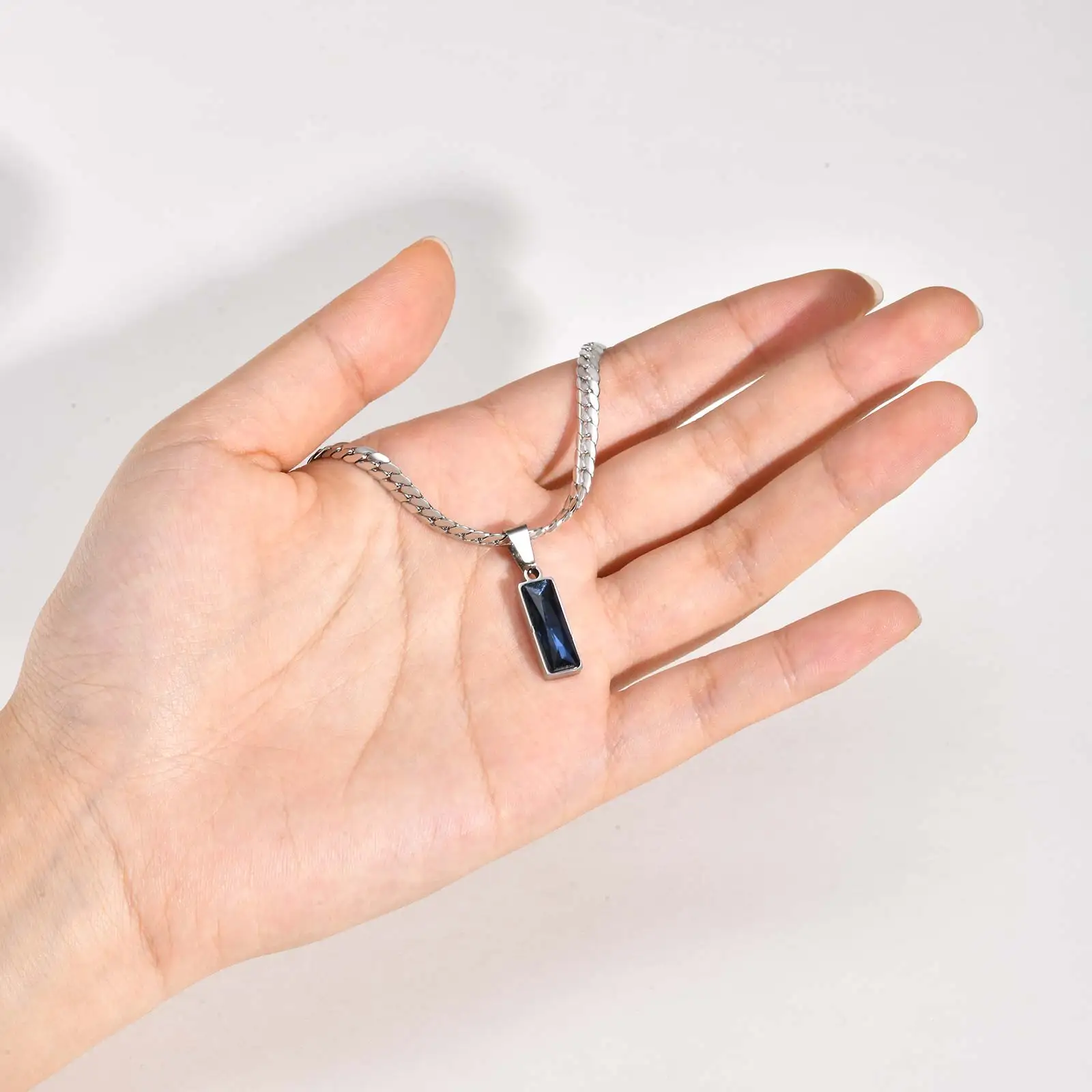 Geometrische quadratische schwarz-blaue Anhänger-Halskette aus Edelstahl, einfache flache kubanische Kette, trendiger Hip-Hop-Schmuck, Geschenk für Männer – Detail 5