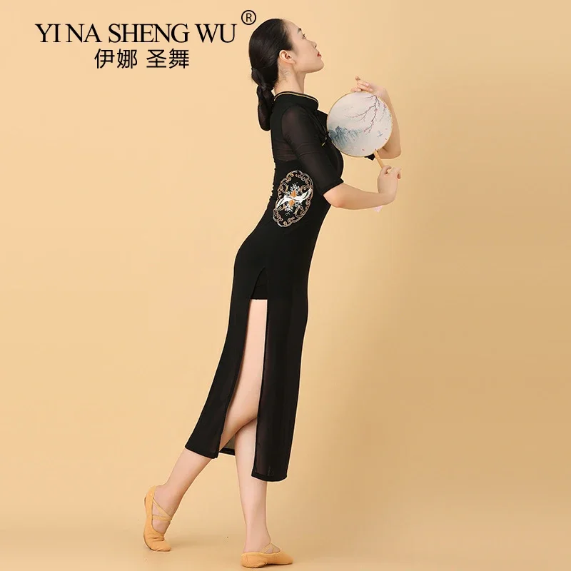 Klassischer Tanz Cheongsam Hochelastischer Stoff Performance-Übungskleidung Schwarzer chinesischer Tanz Elegante Tanz-Performance-Kleidung