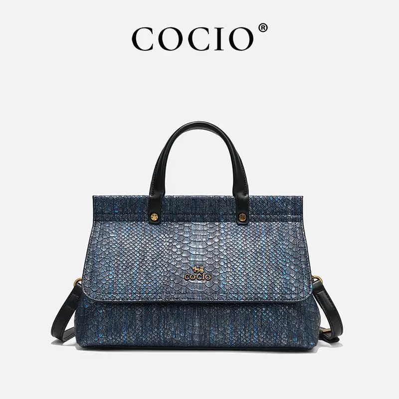 

Гигиеническая сумка для подгузников с легкоочищаемым внутренним отделением сохраняет чистоту для чувствительных вещей малыша.