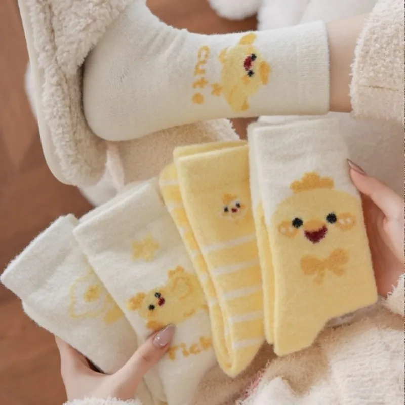 5 pares de calcetines gruesos peludos lindos de Otoño Invierno para mujer calcetines amarillos con estampado de pollito de dibujos animados cálidos para dormir en el suelo de la nieve calcetines a media pantorrilla para mujer 2025