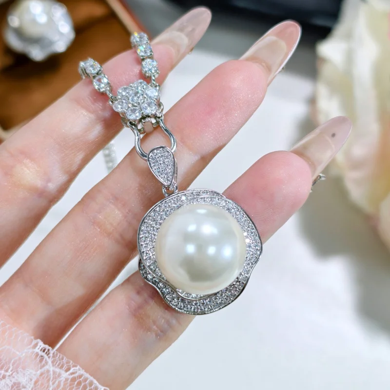 高級天然貝殻、真珠に匹敵するフラワーフルダイヤモンドオープンリング、女性用エレガントで高貴なペンダントイヤリングセット