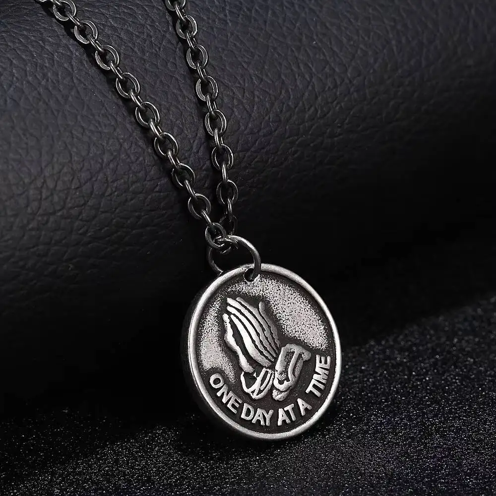 Vintage Trendy Bible Verse Praying Pendant Necklace Fashion Unisex Unique Hands Round Jesus Pendant Jewelry In Stainless Steel
