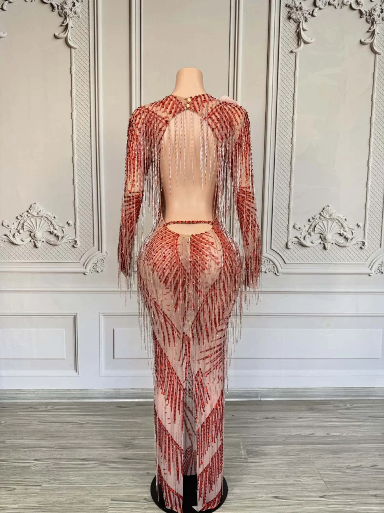 ชุดเดรสพู่ห้อยประดับคริสตัลสีแดง ผ้าตาข่ายซีทรู ไหล่ประดับดอกไม้ 3 มิติ สำหรับผู้หญิงสวยสง่า เหมาะสำหรับงานพิธีการหรืองานเดินแบบบนพรมแดง