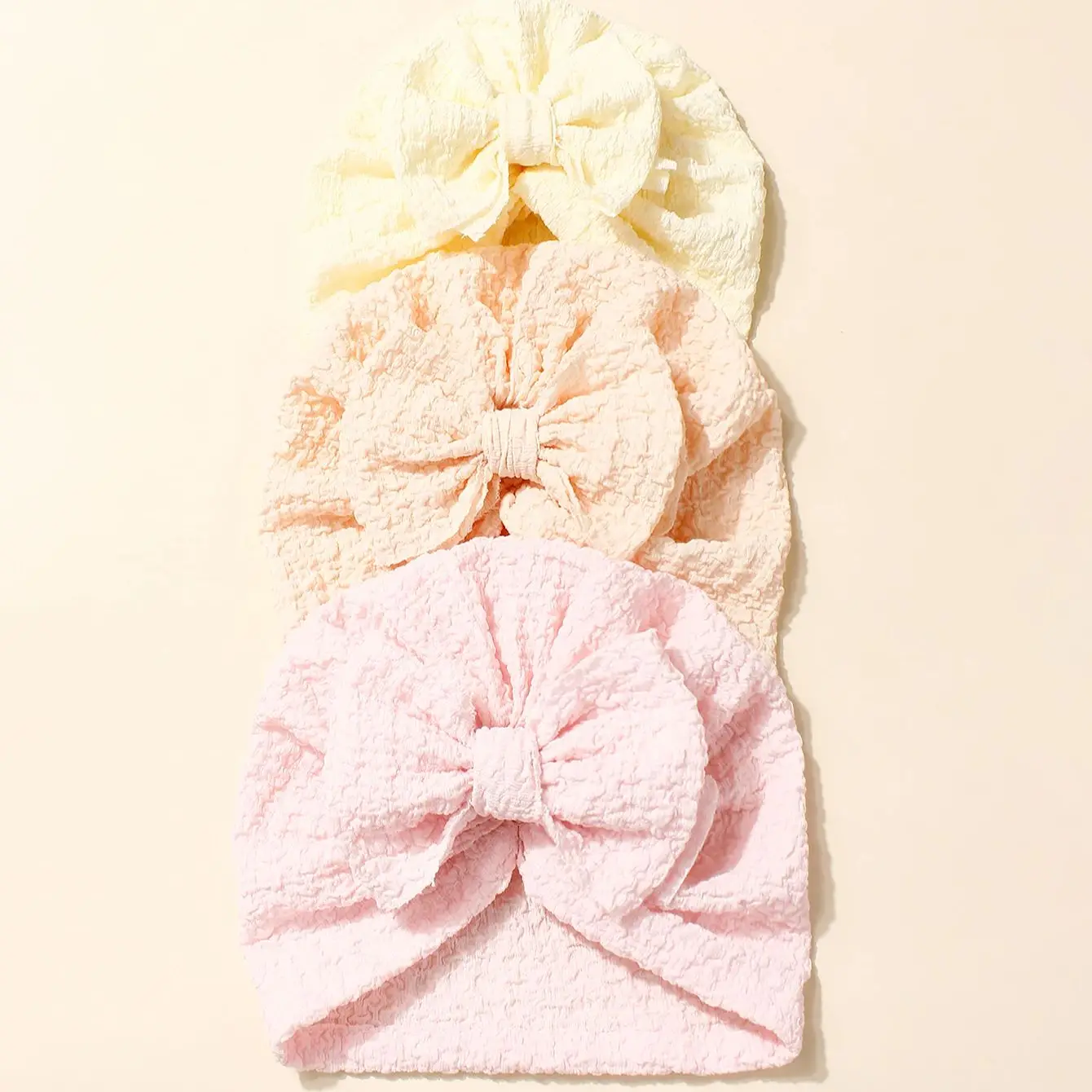 

Набор из 3-х цветных детских шапочек: новая модель, милые однотонные шапочки с бантиком, мягкие и дышащие, для младенцев.