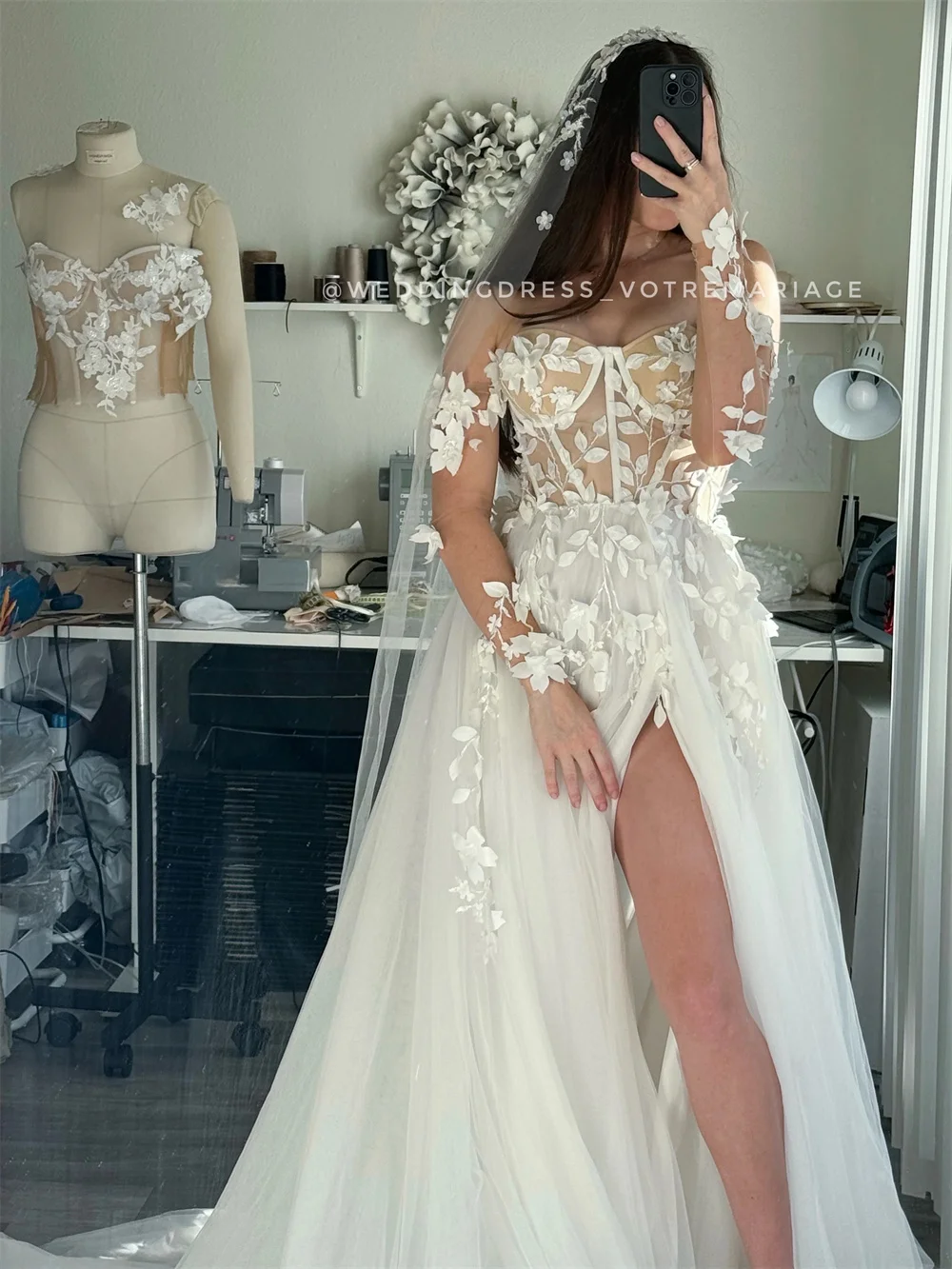 Tokyo Maßgeschneidertes weißes Brautkleid mit seitlich hohem Schlitz, schulterfrei, A-Linie, Rücken, Schnür-Brautkleid, Hofschleppe-Brautkleid