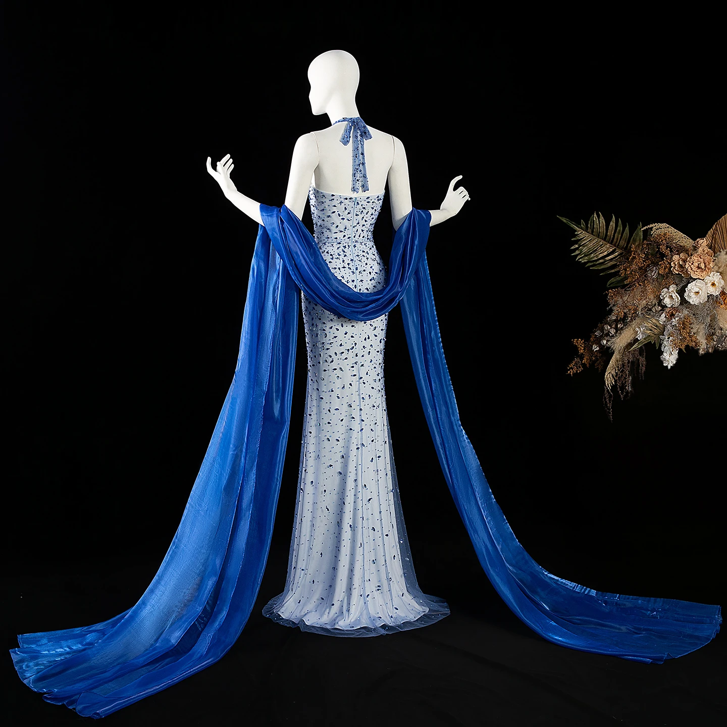 Sharon Said Blaues Etuikleid mit Cape, Luxuriöses Kristall-Neckholder-Rückenfreies Abendkleid für Damen, SS715 Maßanfertigung – Detail 13