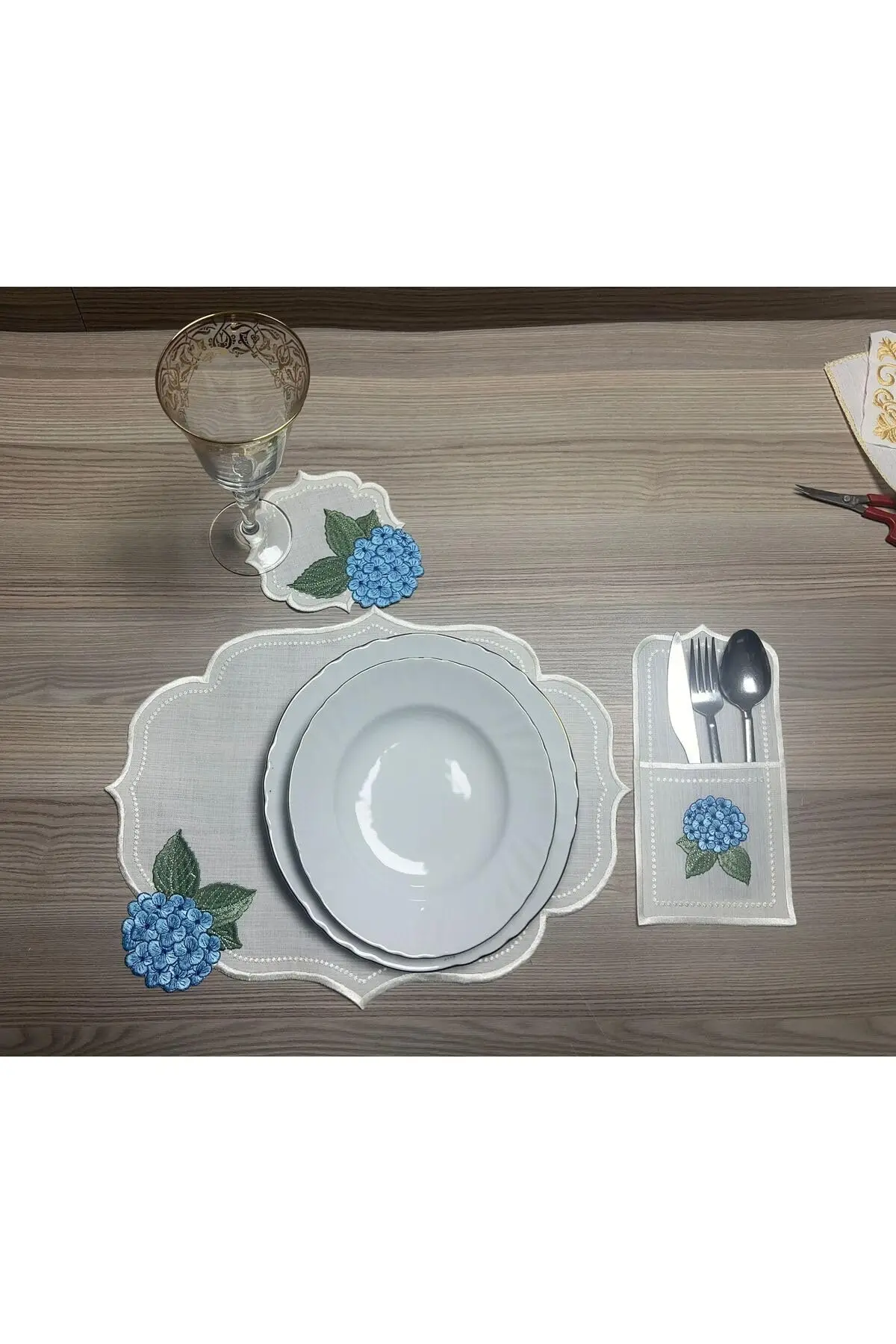 8-Person Placemat Set with Runner and Cocktail Napkins | Asymmetric Design | 12+ Piece Set | Stain-Resistant Etuval
