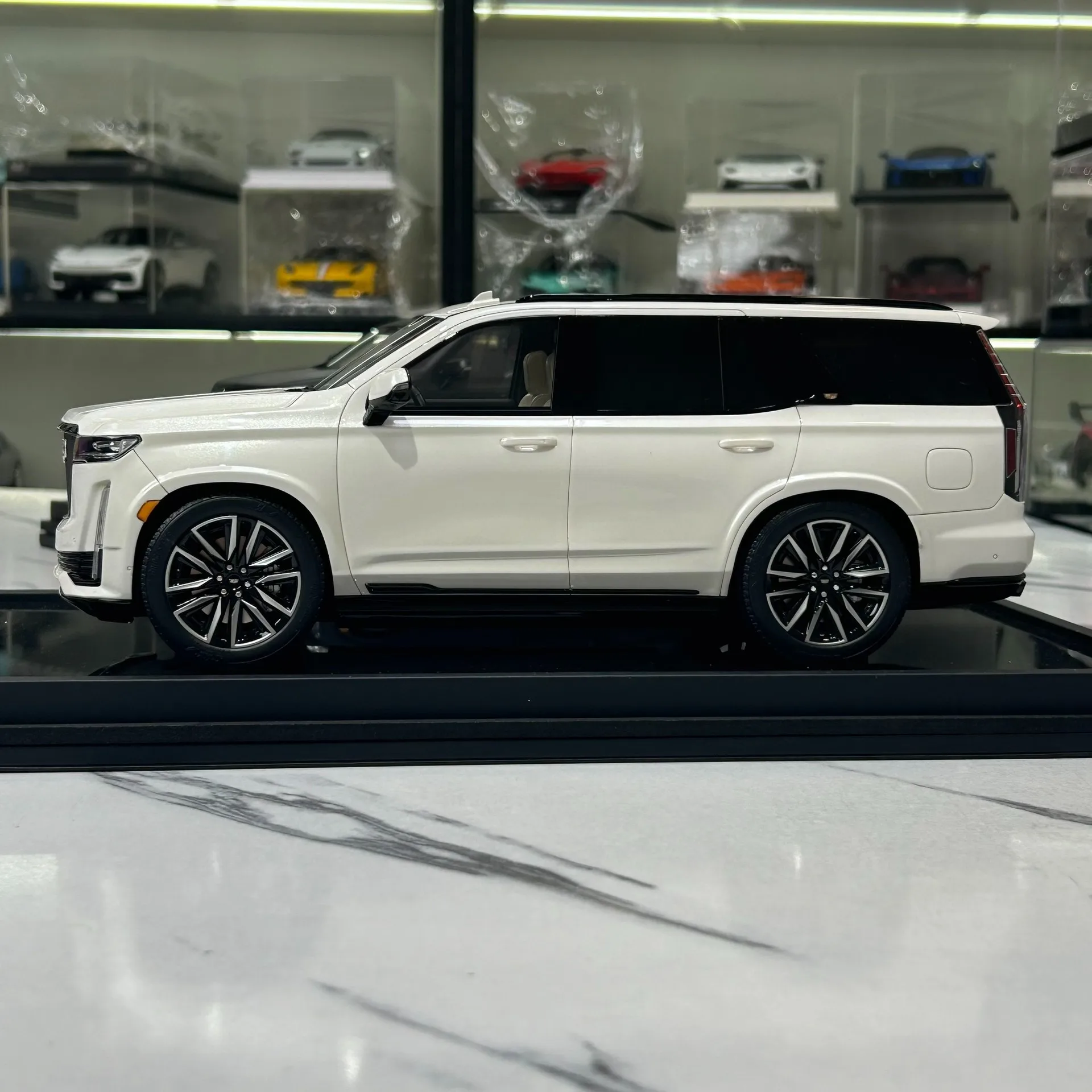 MH 1:18 Escalade600 Platinum SUV Simulation Limited Edition Resin Metal Static Car Model Toy Gift