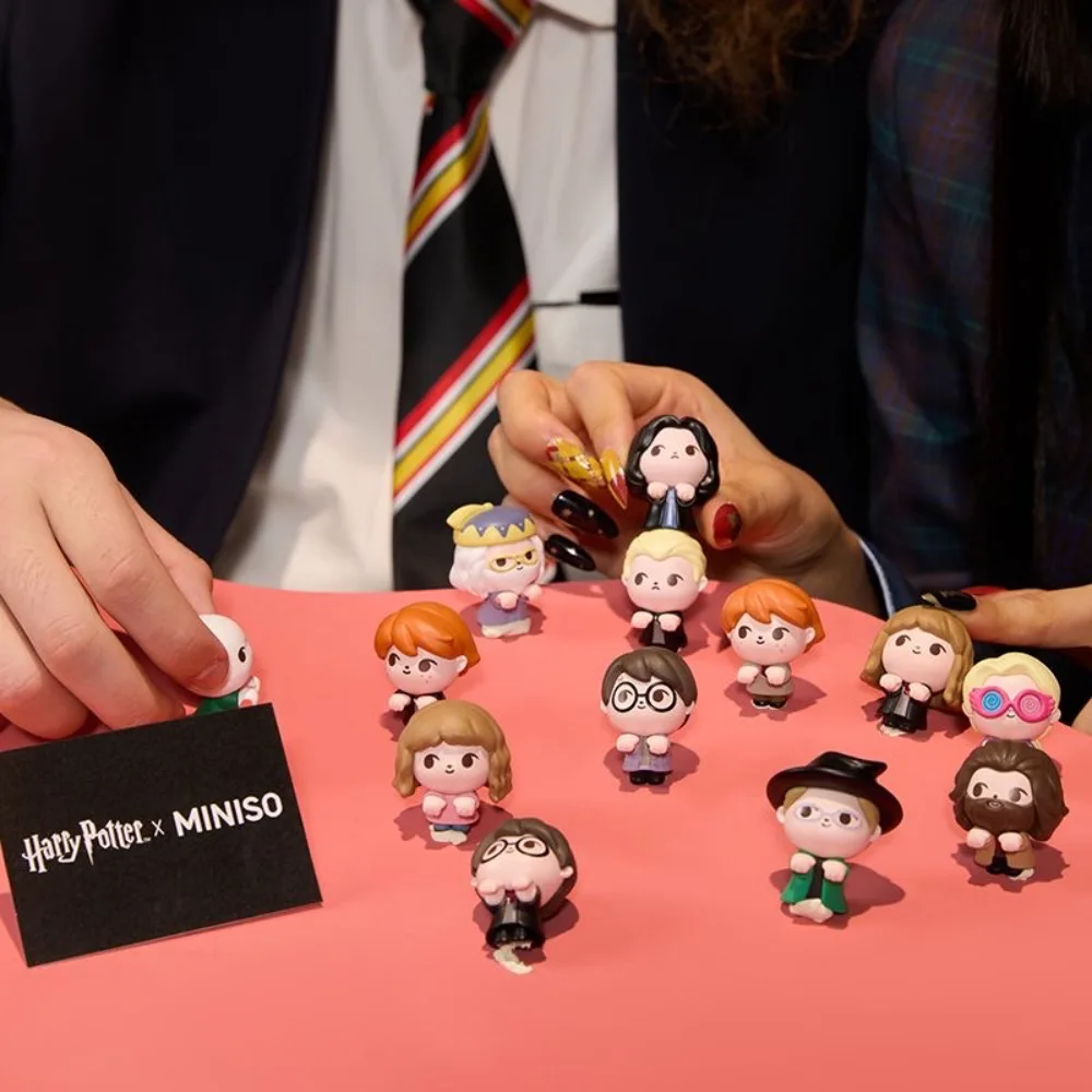 MINISO x Harry Potter Authentische Liegestaltungspuppen – 2 Stück niedliche Computer-Anhänger-Desktop-Dekoration, zufälliges Schiff