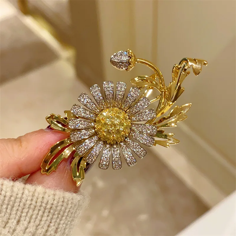 Beautiful French Retro Exquisite Micro-inlaid Zircon Sunflower Brooches for Women Elegant Design Clothing Accessories Pins