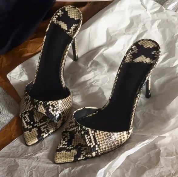 Summer new snake patterned leather one-piece sandals for women, sexy high heels, slim heels, pointed temperament