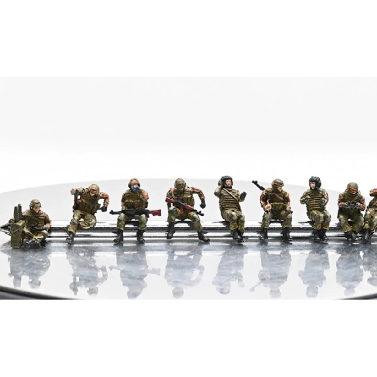 

1: 72 Scale Russian Elite Troops Sitting with 10 People, Finished Colored Plastic Simulation Model Scene