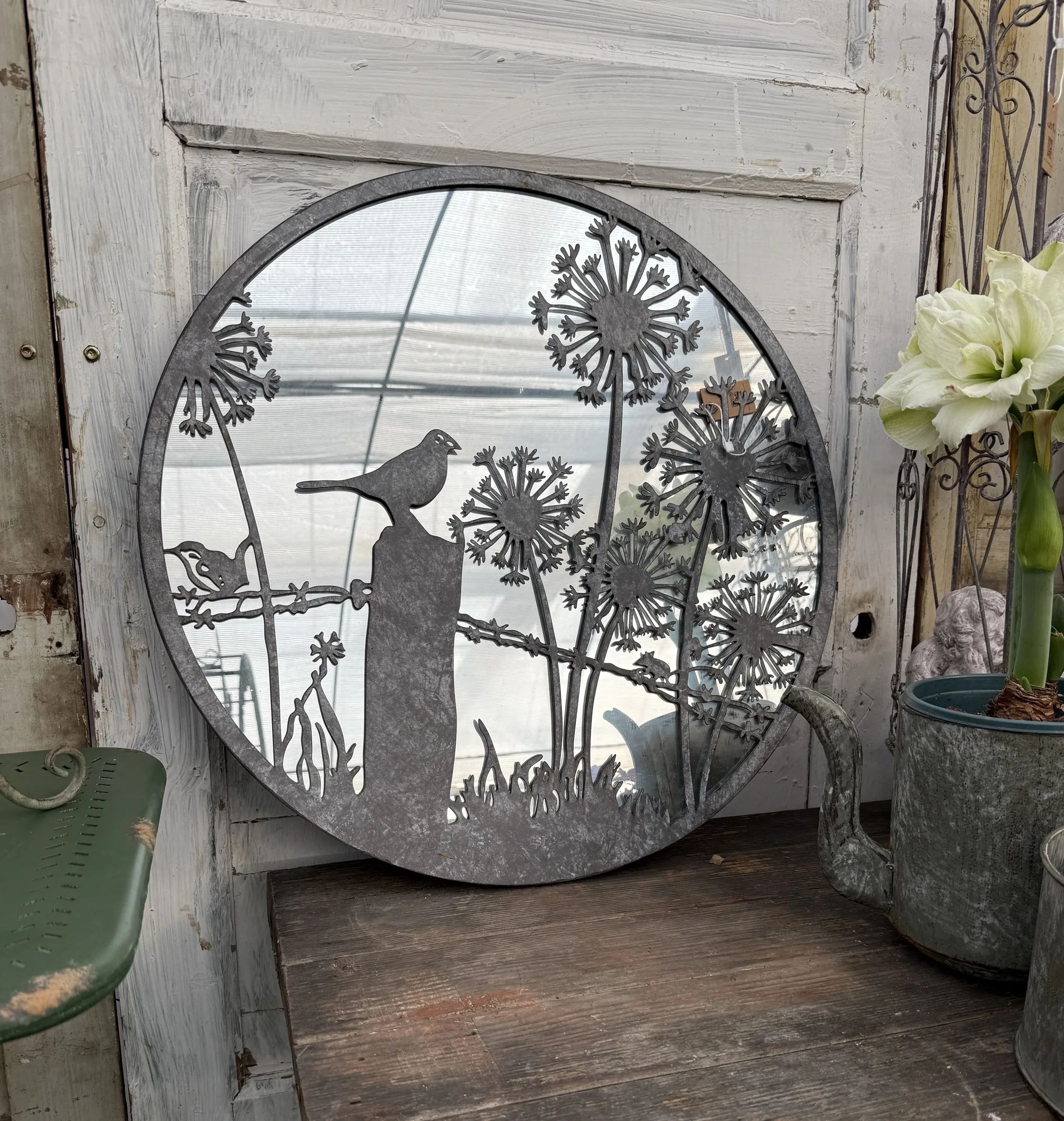 Vintage Metall-Wandspiegel, Runde Gartenszene mit Vögeln und Löwenzahnblumen, 60cm Durchmesser, Rustikale Eisen-Wanddekoration