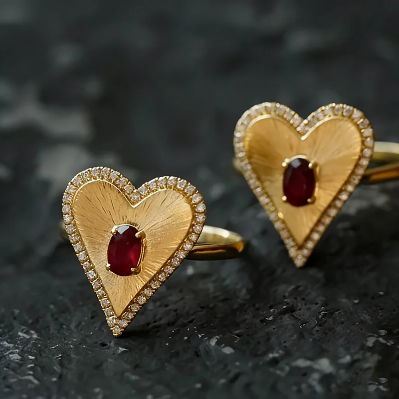 Huitan Strukturierte Herzringe mit rotem Zirkonia, goldfarben, Liebesringe als Geschenk zum Hochzeitstag, luxuriöser Schmuck für Frauen – Detail 5