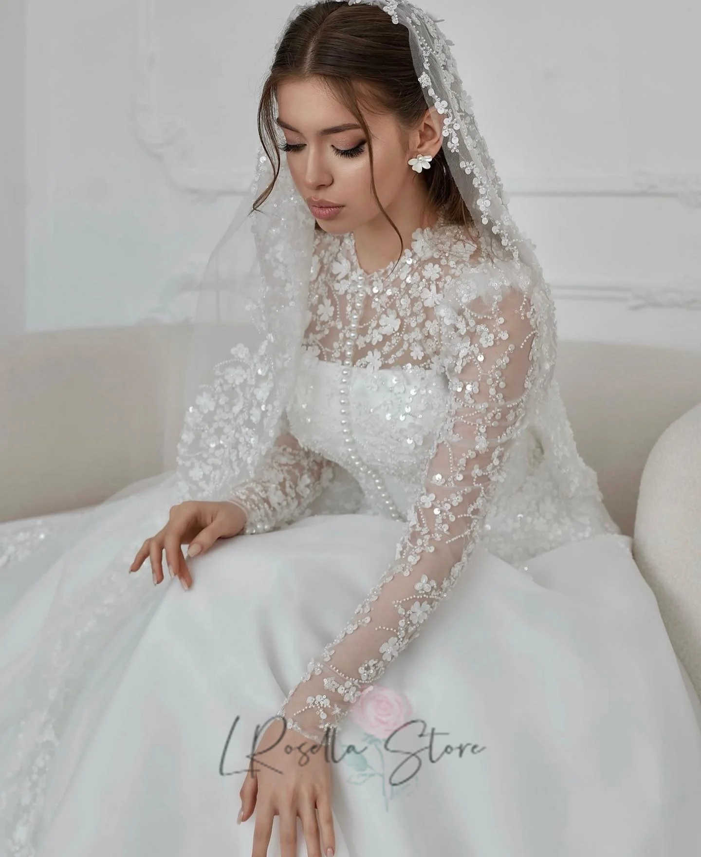 Luxurious 3D-flowers Beading Lace O-neck Neckline with Pearls Zipper Back Long Sleeves Customized Wedding Dress Robe de mariée