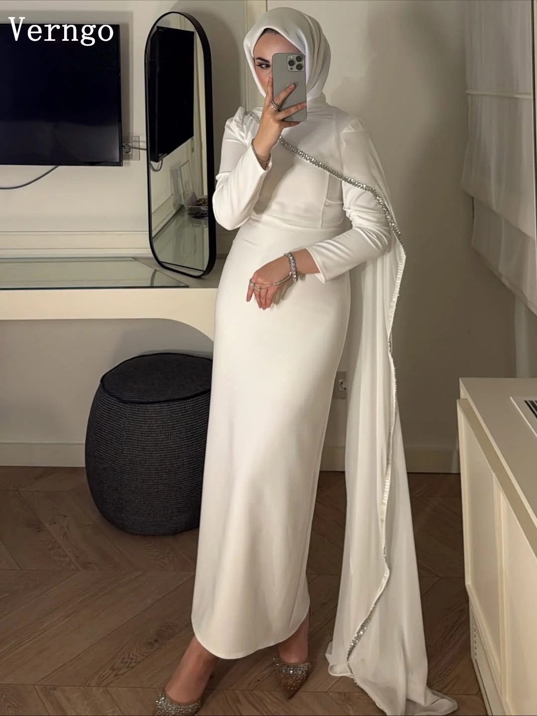 فستان زفاف Verngo متواضع من الساتان مزين بالترتر ورقبة عالية على شكل حرف A فساتين زفاف شال أنيقة وأنيقة حسب الطلب