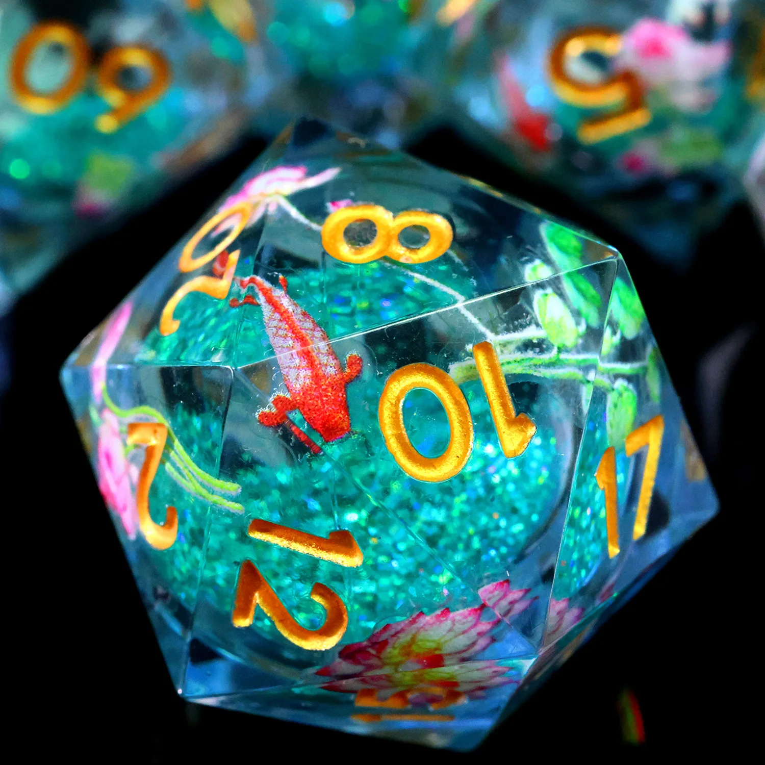 

7-компонентные многогранные игральные кости для ролевых игр, смоляные игральные кости ручной работы с плавающим кои и лотосом в светло-зеленой жидкости для фанатов настольных игр-LQ1