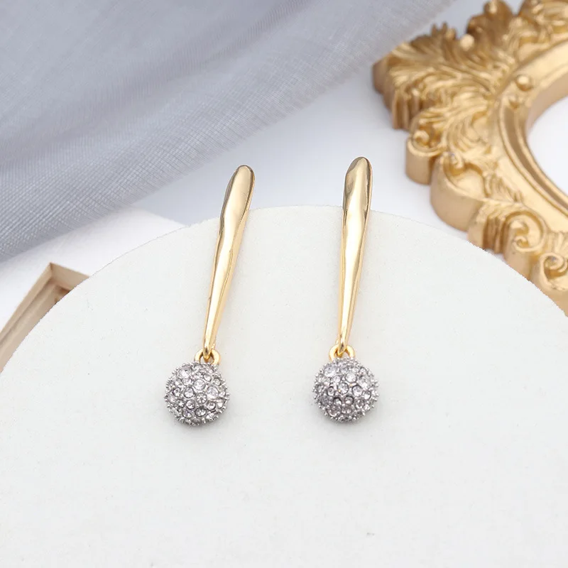 الأقراط المصممة عبقرية للنساء ، الأوروبي والأمريكية ، كروية ، مرصعة بالماس ، النمط الكوري ، شخصية بسيطة