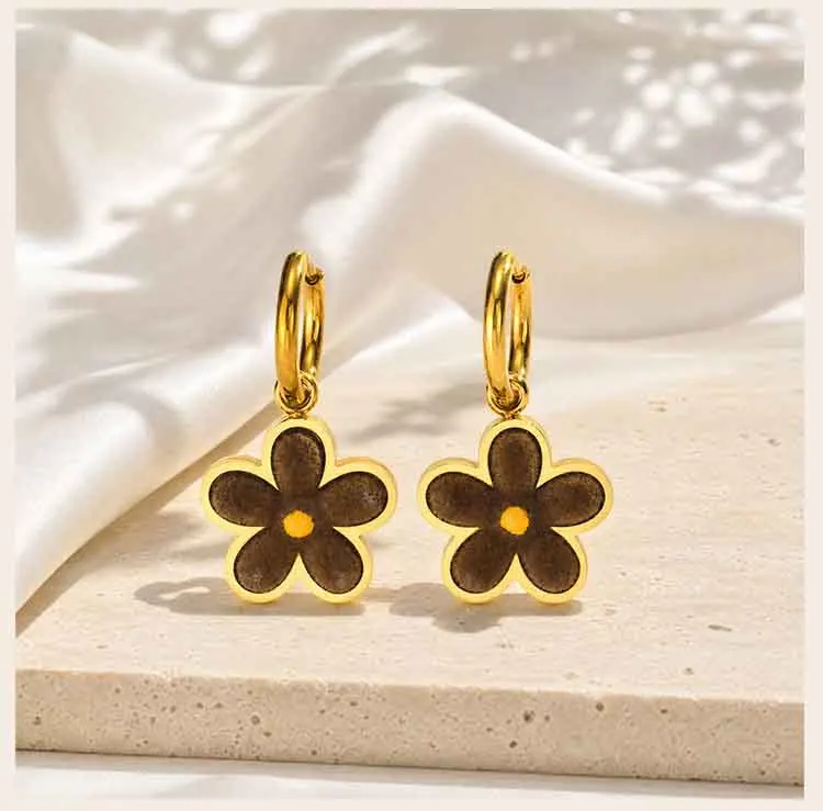 Y2K Blumen-Creolen für Damen und Mädchen, mit geflocktem Gänseblümchen-Anhänger, hypoallergener Edelstahl, modischer Schmuck – Detail 5